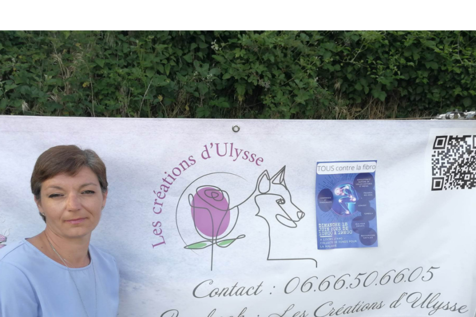Photo de la présidente avec une bannière