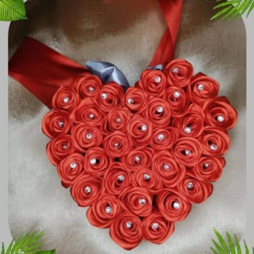 Image d'un coeur rouge fait avec des rose rouge